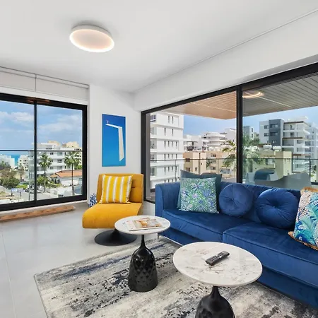 The Mackenzie Azure 2br Near & Pool Apartament *