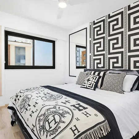 The Mackenzie Azure 2br Near & Pool Apartament