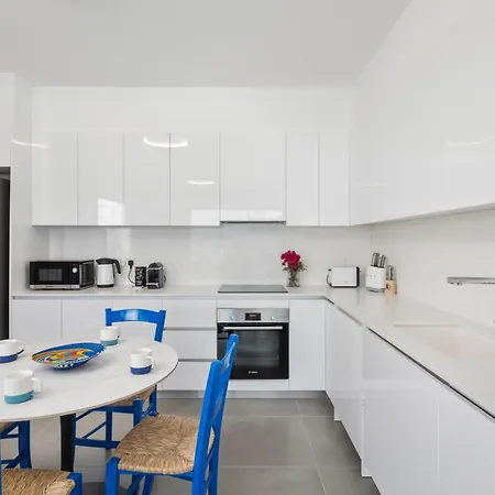 The Mackenzie Azure 2br Near & Pool Apartament *