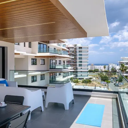 The Mackenzie Azure 2br Near & Pool * Larnaca