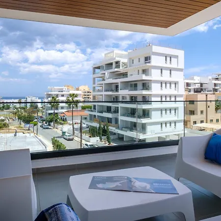 The Mackenzie Azure 2br Near & Pool Apartament