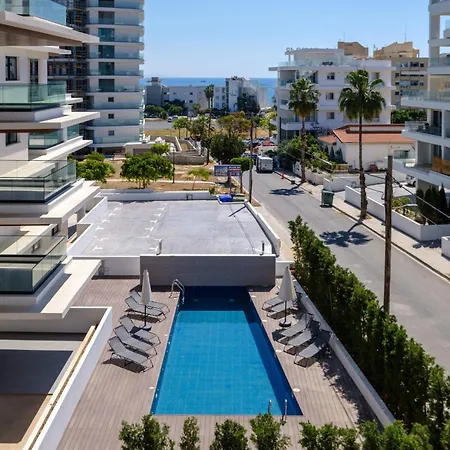 The Mackenzie Azure 2br Near & Pool *