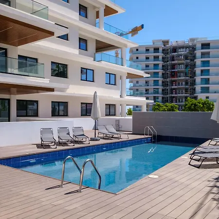The Mackenzie Azure 2br Near & Pool Apartament Larnaca