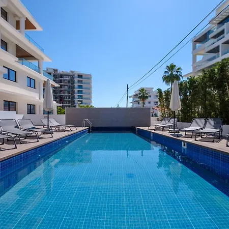 The Mackenzie Azure 2br Near & Pool Apartament