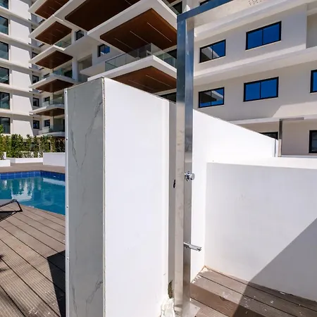 The Mackenzie Azure 2br Near & Pool Apartament